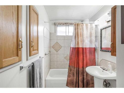 1333 - 39 Street Se, Calgary, AB - Indoor Photo Showing Bathroom