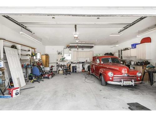 1333 - 39 Street Se, Calgary, AB - Indoor Photo Showing Garage