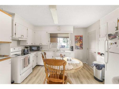 1333 - 39 Street Se, Calgary, AB - Indoor Photo Showing Kitchen