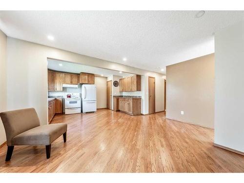 3815 14 Avenue Ne, Calgary, AB - Indoor Photo Showing Other Room