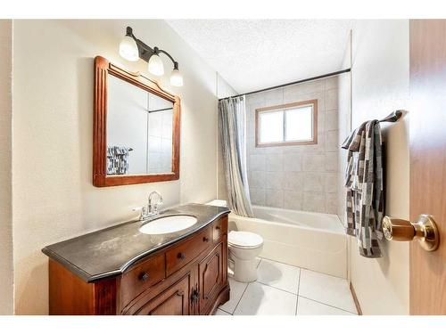 3815 14 Avenue Ne, Calgary, AB - Indoor Photo Showing Bathroom