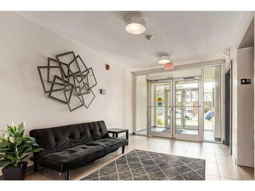 307-4818 Varsity Drive Nw, Calgary, AB - Indoor Photo Showing Living Room