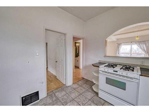 109 Thomson Avenue Ne, Calgary, AB - Indoor Photo Showing Kitchen