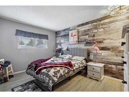 3216 39 Street Se, Calgary, AB - Indoor Photo Showing Bedroom