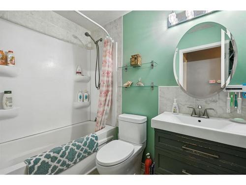 3216 39 Street Se, Calgary, AB - Indoor Photo Showing Bathroom