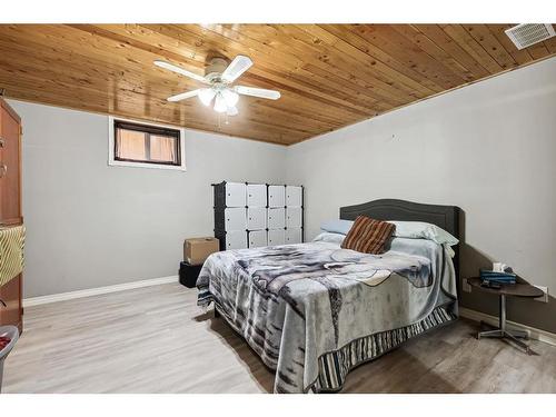 3216 39 Street Se, Calgary, AB - Indoor Photo Showing Bedroom