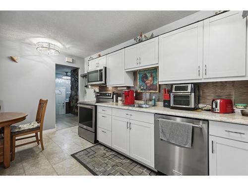 3216 39 Street Se, Calgary, AB - Indoor Photo Showing Kitchen