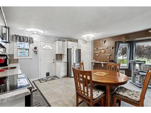 3216 39 Street Se, Calgary, AB - Indoor Photo Showing Dining Room