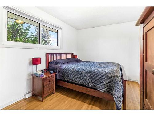 62 Westwood Drive Sw, Calgary, AB - Indoor Photo Showing Bedroom