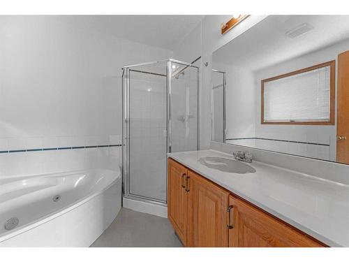 140 Prominence Heights Sw, Calgary, AB - Indoor Photo Showing Bathroom