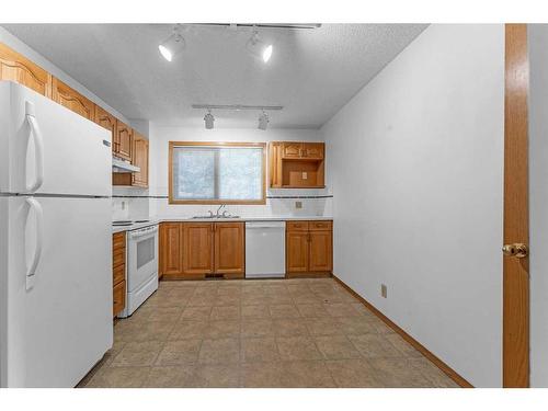 140 Prominence Heights Sw, Calgary, AB - Indoor Photo Showing Kitchen