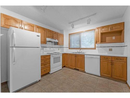 140 Prominence Heights Sw, Calgary, AB - Indoor Photo Showing Kitchen