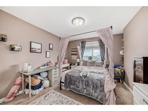 209 Kinniburgh Boulevard, Chestermere, AB - Indoor Photo Showing Bedroom