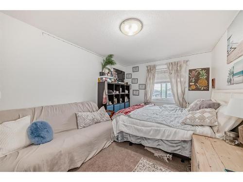 209 Kinniburgh Boulevard, Chestermere, AB - Indoor Photo Showing Bedroom