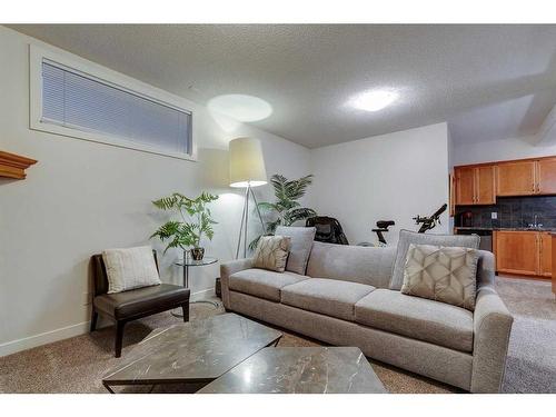 39 Cranridge Crescent Se, Calgary, AB - Indoor Photo Showing Living Room