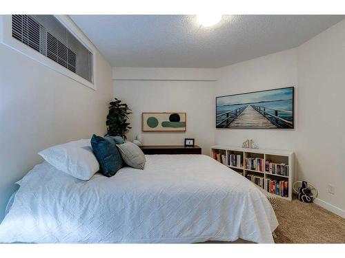 39 Cranridge Crescent Se, Calgary, AB - Indoor Photo Showing Bedroom