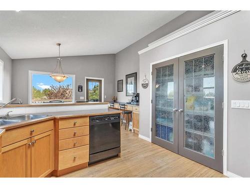 213 West Lakeview Place, Chestermere, AB - Indoor Photo Showing Kitchen