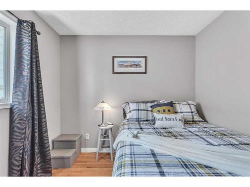 213 West Lakeview Place, Chestermere, AB - Indoor Photo Showing Bedroom