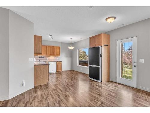 213 West Lakeview Place, Chestermere, AB - Indoor Photo Showing Kitchen