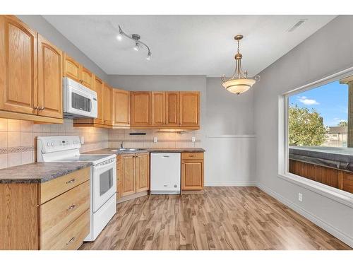 213 West Lakeview Place, Chestermere, AB - Indoor Photo Showing Kitchen