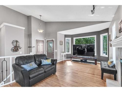 213 West Lakeview Place, Chestermere, AB - Indoor Photo Showing Living Room