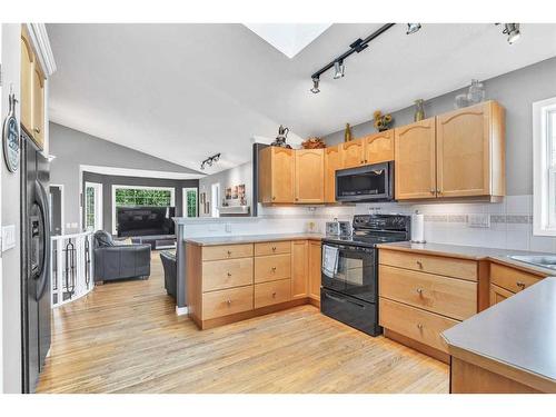 213 West Lakeview Place, Chestermere, AB - Indoor Photo Showing Kitchen