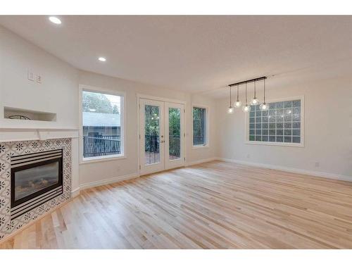 625 21 Avenue Ne, Calgary, AB - Indoor Photo Showing Living Room With Fireplace