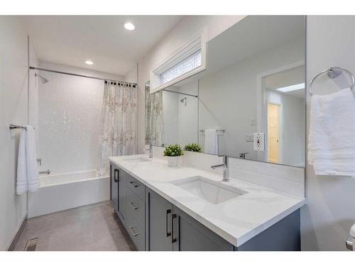 625 21 Avenue Ne, Calgary, AB - Indoor Photo Showing Bathroom