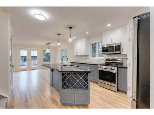 625 21 Avenue Ne, Calgary, AB - Indoor Photo Showing Kitchen With Upgraded Kitchen