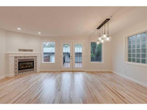 625 21 Avenue Ne, Calgary, AB - Indoor Photo Showing Living Room With Fireplace