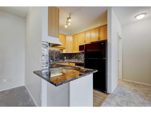 205-8 Country Village Bay Ne, Calgary, AB - Indoor Photo Showing Kitchen