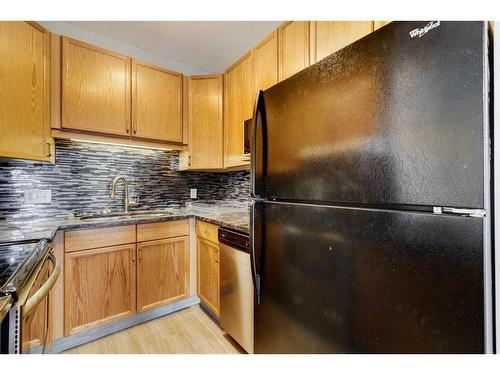 205-8 Country Village Bay Ne, Calgary, AB - Indoor Photo Showing Kitchen