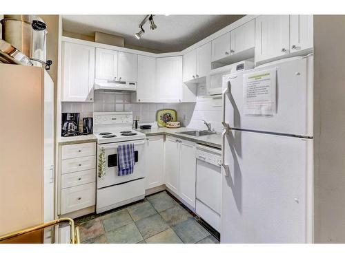 205-8 Country Village Bay Ne, Calgary, AB - Indoor Photo Showing Kitchen