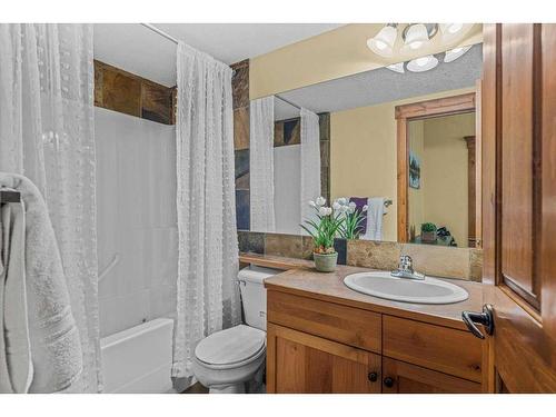 112-175 Crossbow Place, Canmore, AB - Indoor Photo Showing Bathroom