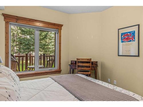 112-175 Crossbow Place, Canmore, AB - Indoor Photo Showing Bedroom