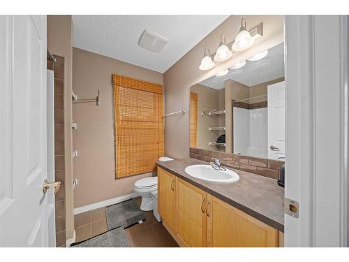 3302 New Brighton Gardens Se, Calgary, AB - Indoor Photo Showing Bathroom