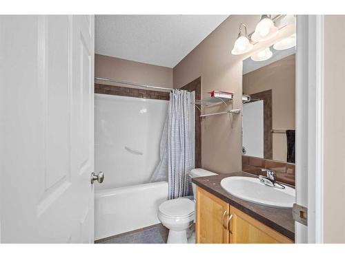 3302 New Brighton Gardens Se, Calgary, AB - Indoor Photo Showing Bathroom