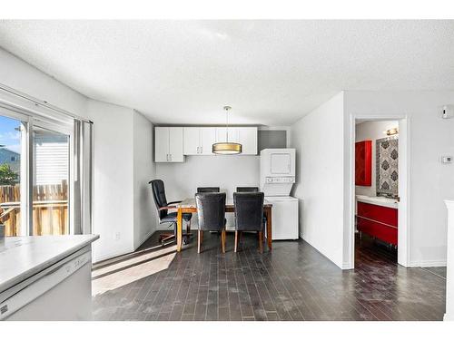 210 Saratoga Close Ne, Calgary, AB - Indoor Photo Showing Kitchen