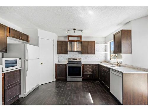 210 Saratoga Close Ne, Calgary, AB - Indoor Photo Showing Kitchen