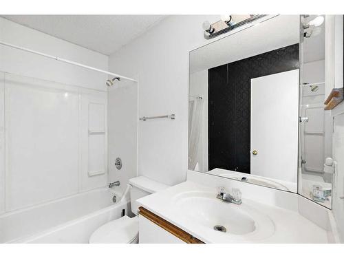 210 Saratoga Close Ne, Calgary, AB - Indoor Photo Showing Bathroom