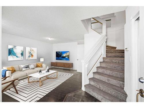 210 Saratoga Close Ne, Calgary, AB - Indoor