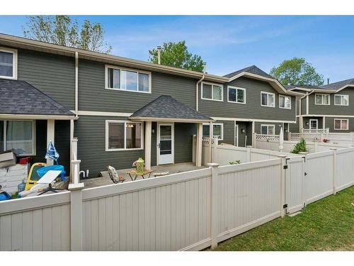 637 Queensland Place Se, Calgary, AB - Outdoor