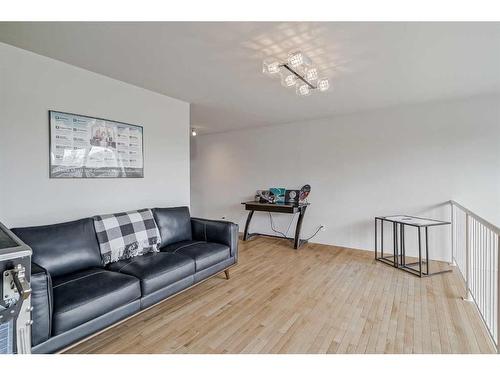 2308 16A Street Sw, Calgary, AB - Indoor Photo Showing Living Room