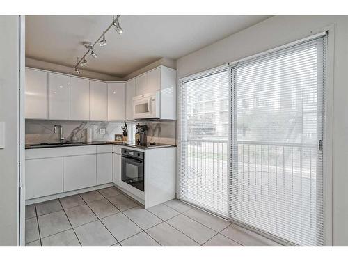 2308 16A Street Sw, Calgary, AB - Indoor Photo Showing Kitchen