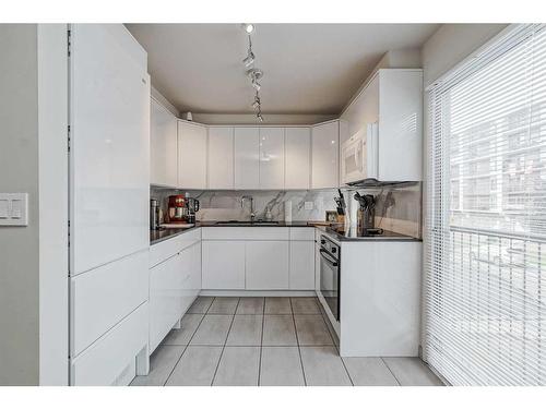 2308 16A Street Sw, Calgary, AB - Indoor Photo Showing Kitchen