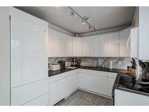 2308 16A Street Sw, Calgary, AB - Indoor Photo Showing Kitchen With Double Sink