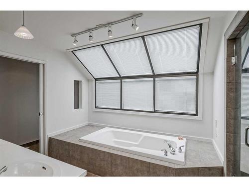 2308 16A Street Sw, Calgary, AB - Indoor Photo Showing Bathroom