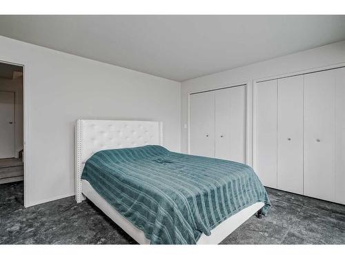 2308 16A Street Sw, Calgary, AB - Indoor Photo Showing Bedroom