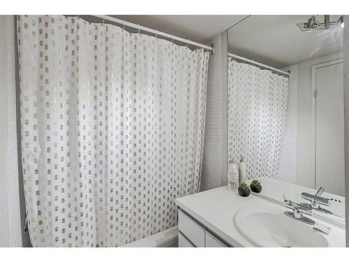 2308 16A Street Sw, Calgary, AB - Indoor Photo Showing Bathroom