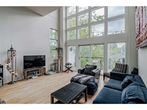 2308 16A Street Sw, Calgary, AB - Indoor Photo Showing Living Room